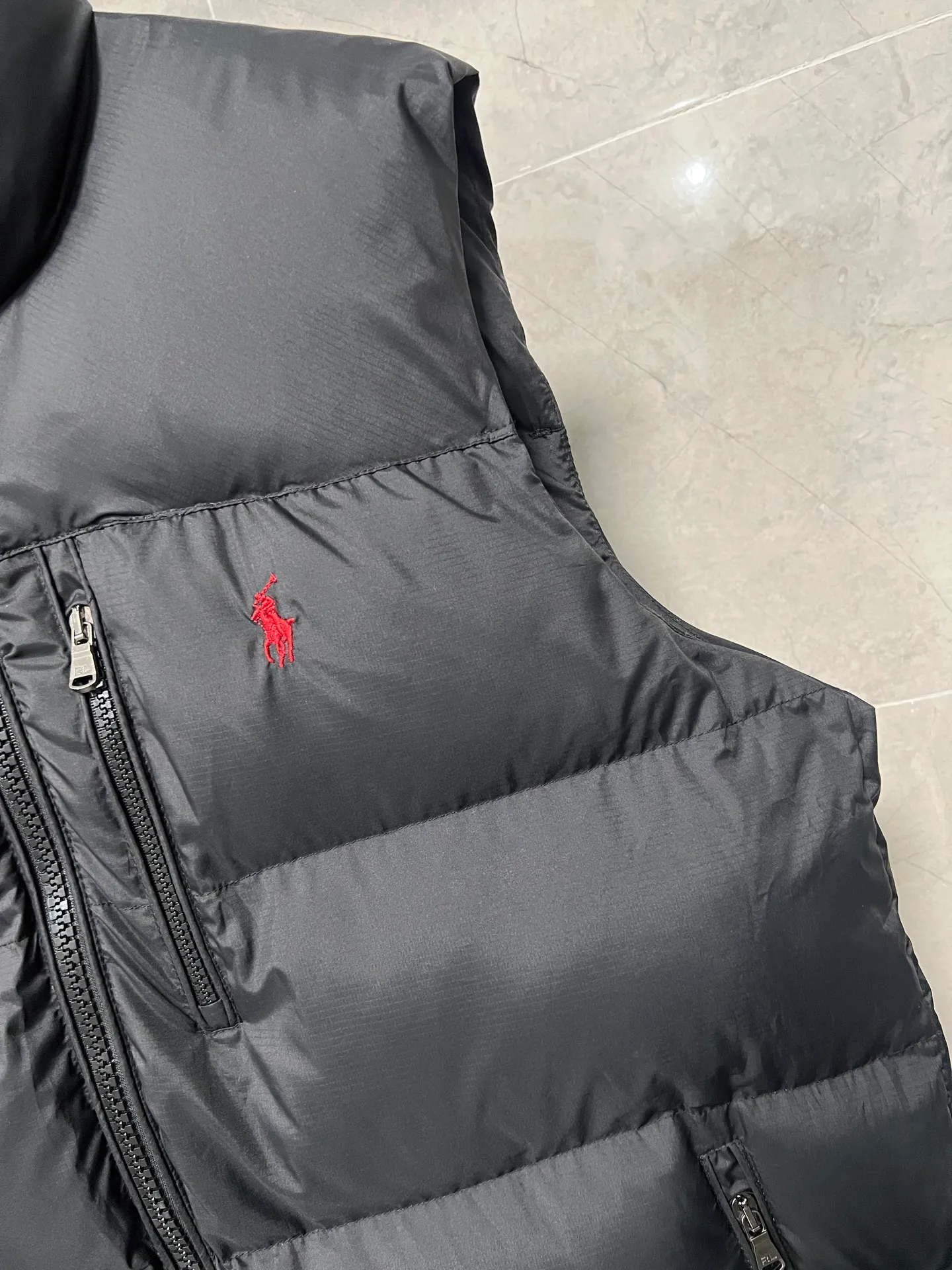 P640 Polo Ralph Lauren 2025 pony embroidered glossy half-high collar down vest. Neat tailoring creates a smart posture, returning to the hustle and bustle of the city. Filled with white duck down, warm and comfortable without being bulky, without losing personality and looking low-key. Original customized fabric with a certain sense of color. Color: glossy black, matte black. Size: S M L XL XXL